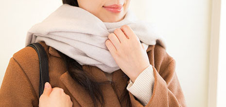 マフラーで首元を保護している女性